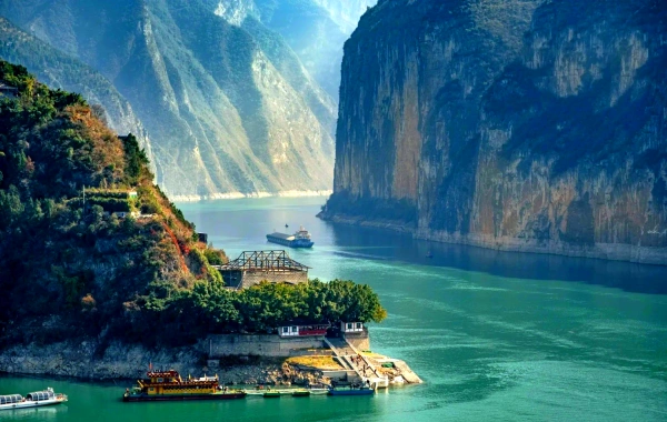 Explore Shanghai Disney Wuhan & the Three Gorges in 10 Days