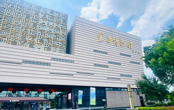 Day 8: Yangtze River Cruise & Yichang Departure (B)